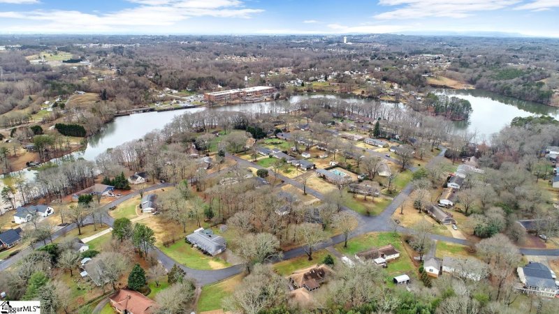 Property image 3 at 111 Lakemont Drive, Greer, SC 29651