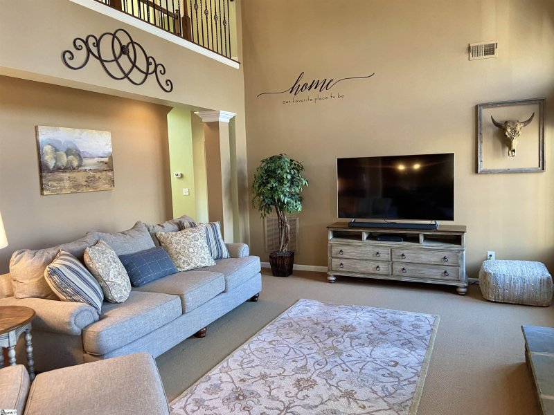 Property image 2 at 10 Modesto Lane, Simpsonville, SC 29681