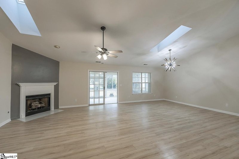 Property image 3 at 6 Scottbine Court, Greer, SC 29651