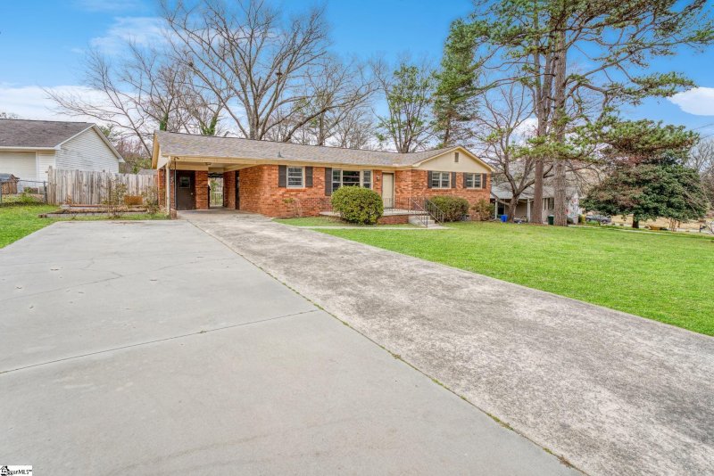 Property image 2 at 1 Woodleigh Drive, Taylors, SC 29687