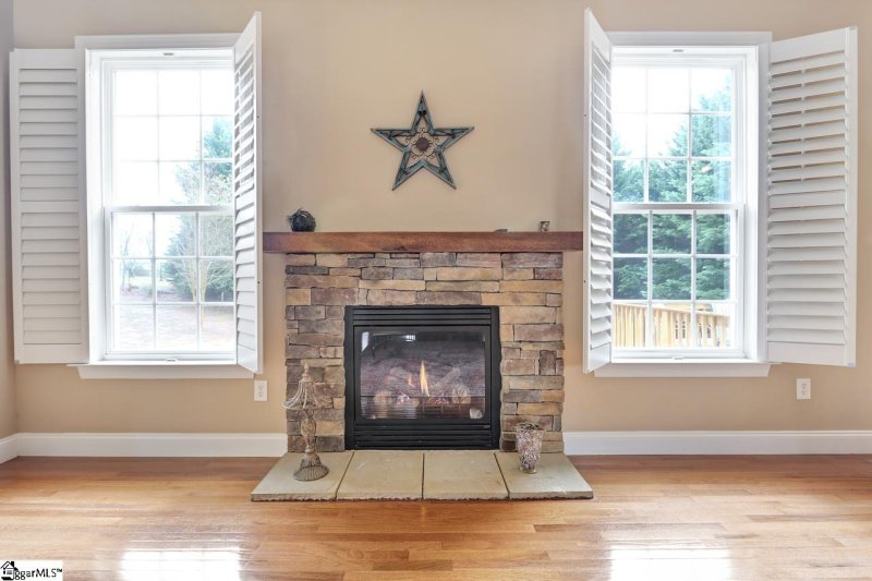 Property image 3 at 105 Burl Hollow Lane, Greer, SC 29651