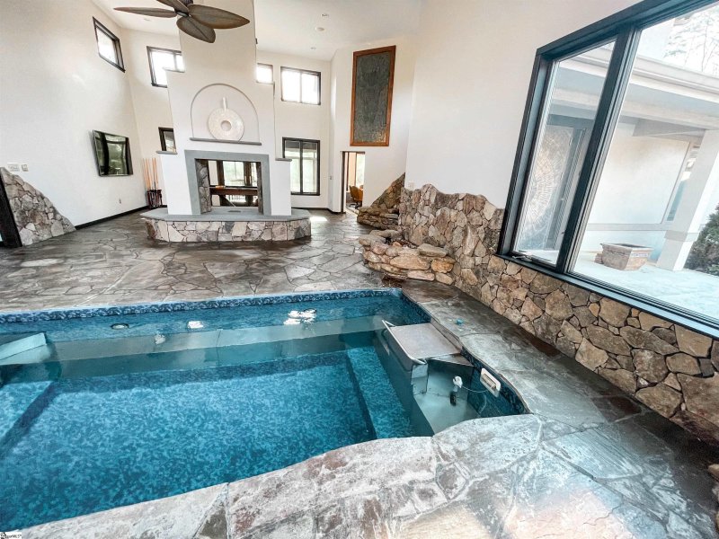 Property image 2 at 380 Montagu Drive, Spartanburg, SC 29301