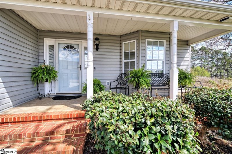 Property image 3 at 402 Foxfire Drive, Simpsonville, SC 29680