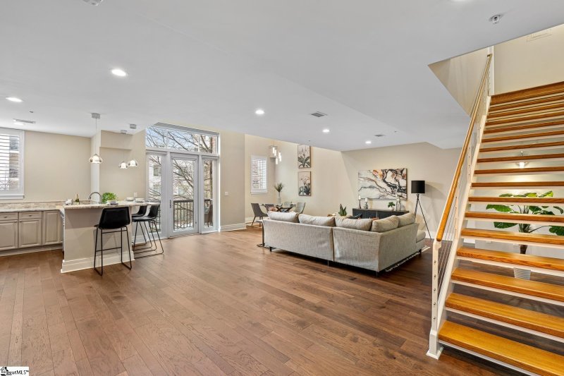 Property image 3 at 111 E McBee Avenue, Greenville, SC 29601