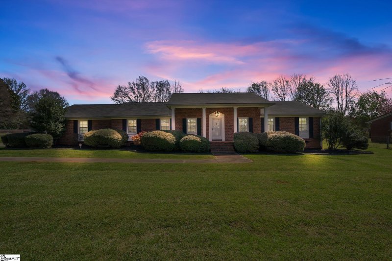 Property image 2 at 106 Blakely Avenue, Laurens, SC 29360