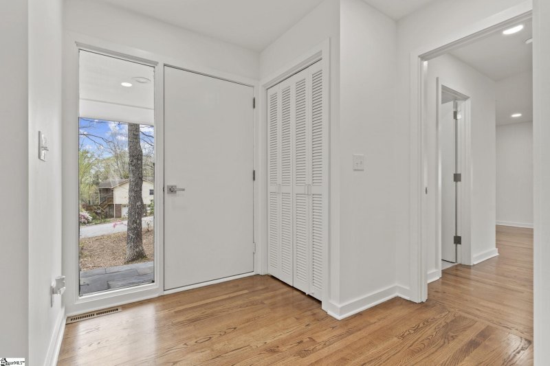 Property image 4 at 14 Kingsbury Road, Greenville, SC 29617