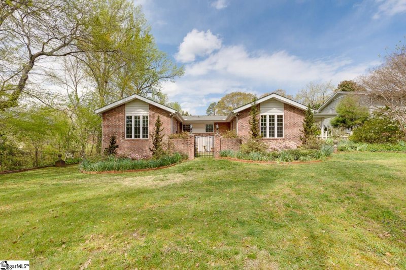 Property image 2 at 2 Forestdale Drive, Taylors, SC 29687