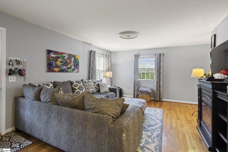 Property image 3 at 815 Edwards Road, Greenville, SC 29615