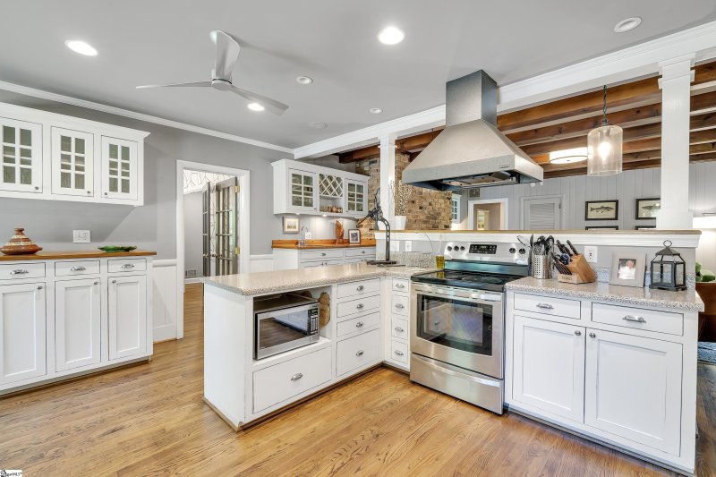 Property image 2 at 300 Beechwood Drive, Spartanburg, SC 29307