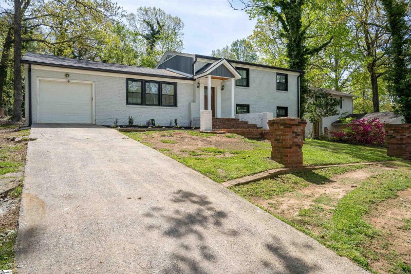 Property image 2 at 11 Pine Creek Court, Greenville, SC 29605