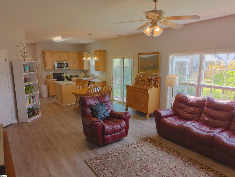 Property image 2 at 132 Slate Drive, Boiling Springs, SC 29316