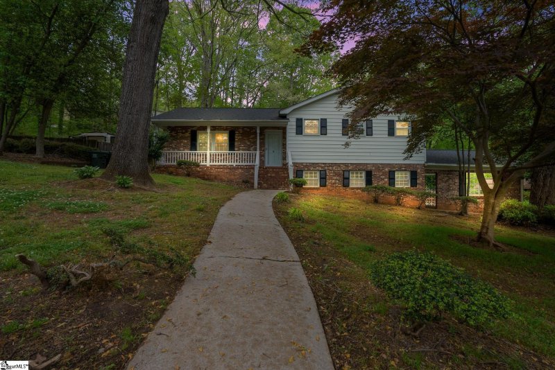 Property image 2 at 2 Rollingwood Drive, Taylors, SC 29687