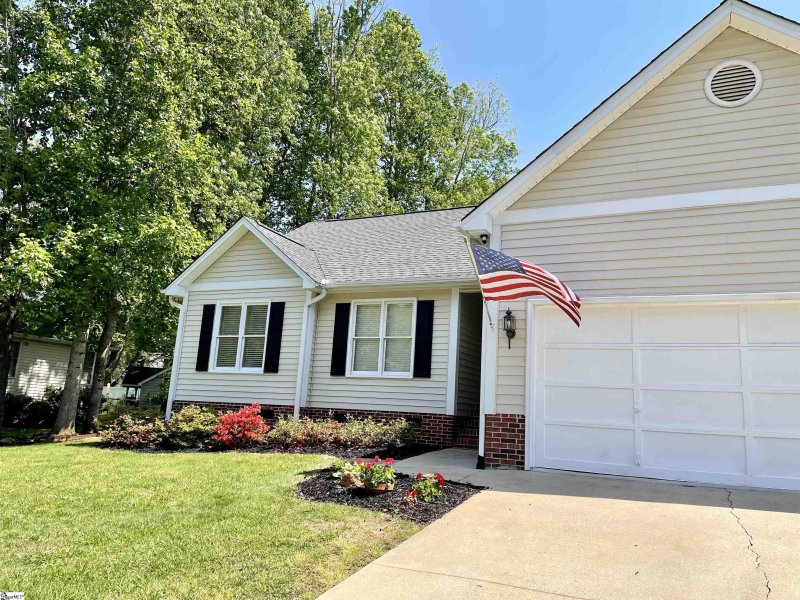 Property image 2 of 139 Hatteras Lane in Ambergate, Simpsonville, SC 29680
