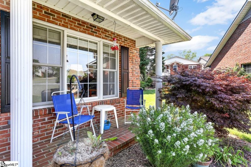 Property image 2 at 421 W Pointe Drive, Spartanburg, SC 29301-3404