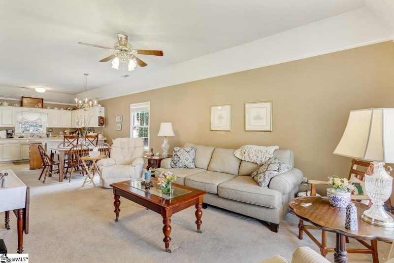 Property image 3 at 421 W Pointe Drive, Spartanburg, SC 29301-3404