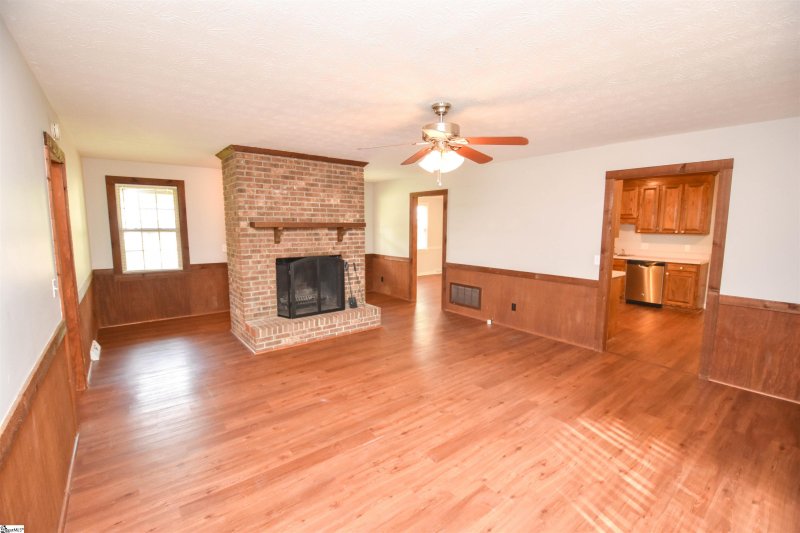 Property image 3 at 205 Woodview Drive, Taylors, SC 29687