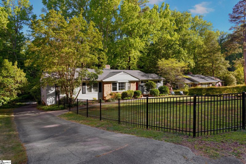 Property image 2 at 122 Dellwood Drive, Greenville, SC 29609