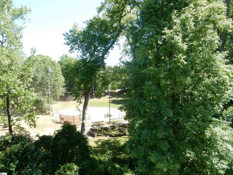 Property image 4 at 8 Edge Court, Greenville, SC 29609