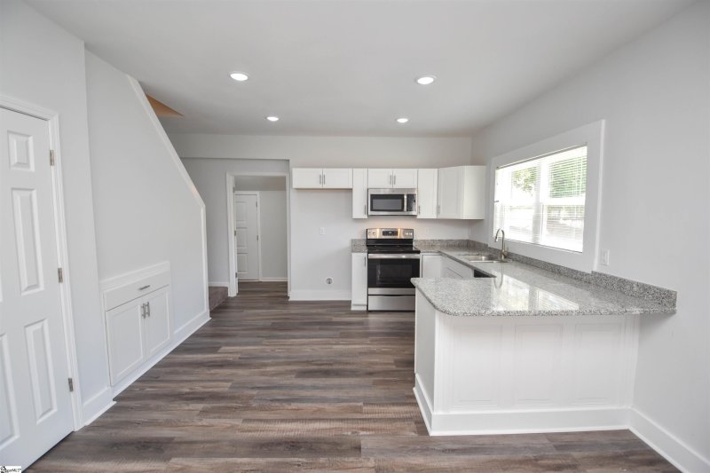 Property image 3 at 6 8th Street, Greer, SC 29651