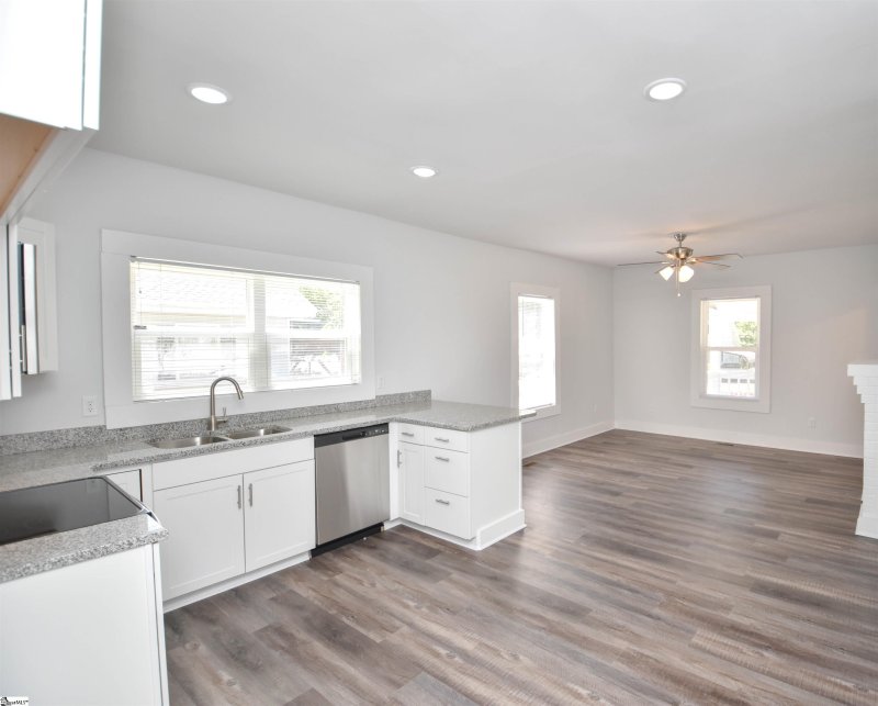 Property image 4 at 6 8th Street, Greer, SC 29651