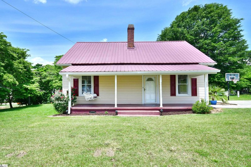 Property image 2 at 404 W Curtis Street, Simpsonville, SC 29681