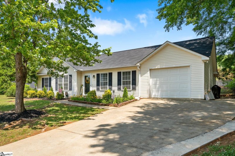 Property image 3 at 404 Cardoon Court, Spartanburg, SC 29303