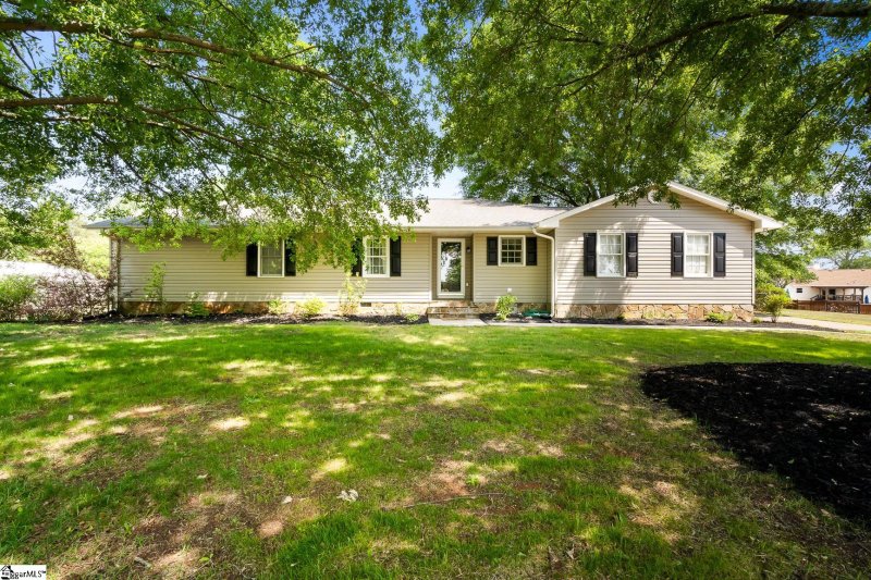 Property image 2 at 105 Oxmoor Drive, Anderson, SC 29625