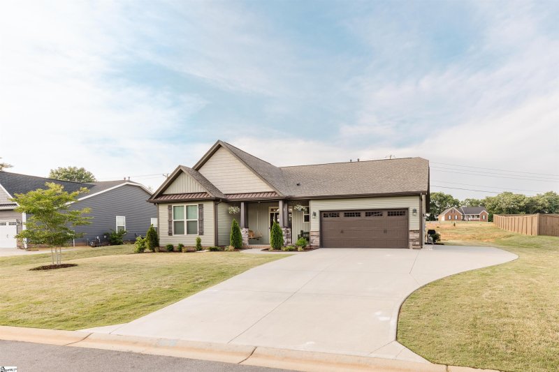 Property image 2 at 500 Bridlecrest Lane, Greer, SC 29651