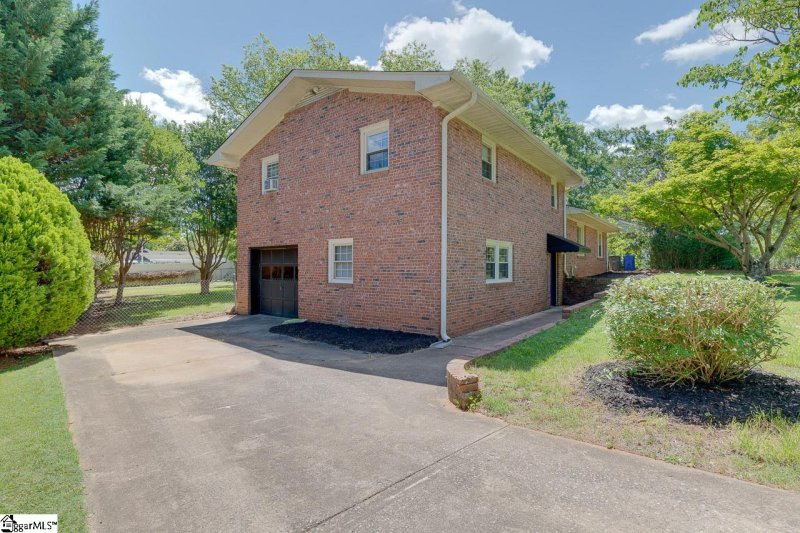 Property image 2 at 15 Holmsby Lane, Taylors, SC 29687