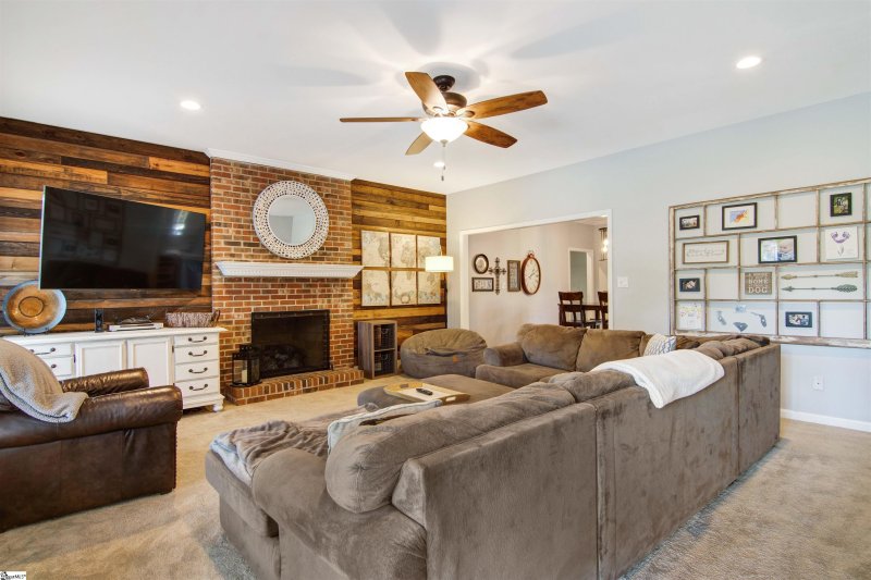 Property image 3 at 2 Darby Hill Lane, Taylors, SC 29687