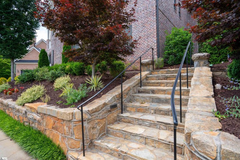 Property image 3 at 707 E McBee Avenue, Greenville, SC 29601-3026