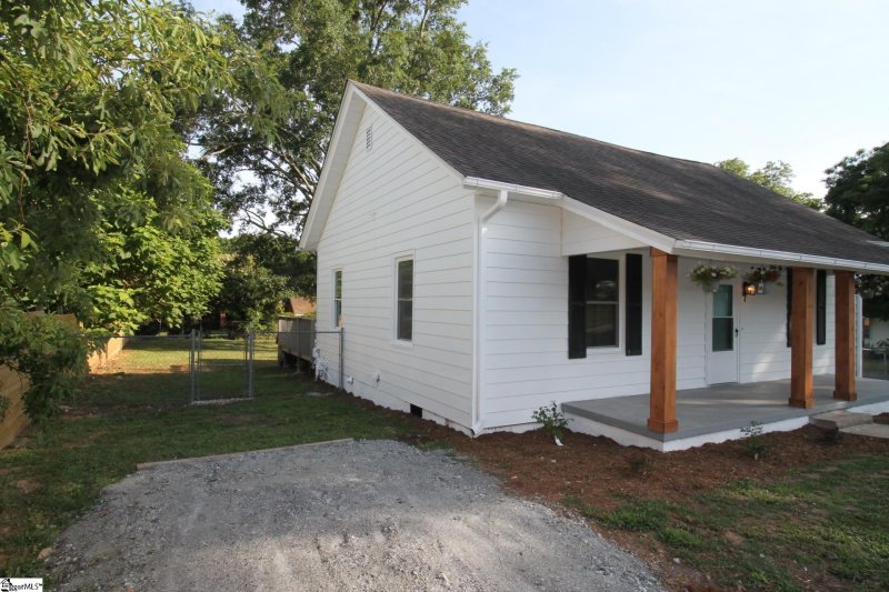 Property image 3 at 7 Haynes Street, Greer, SC 29650