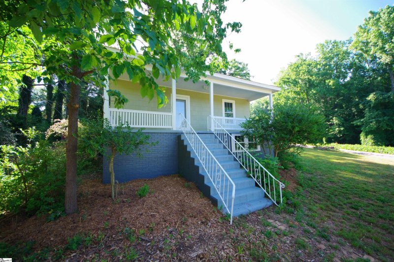 Property image 2 at 102 Shady Oaks Street, Easley, SC 29640