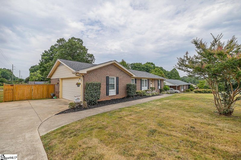 Property image 3 at 12 Shrevewood Drive, Taylors, SC 29687