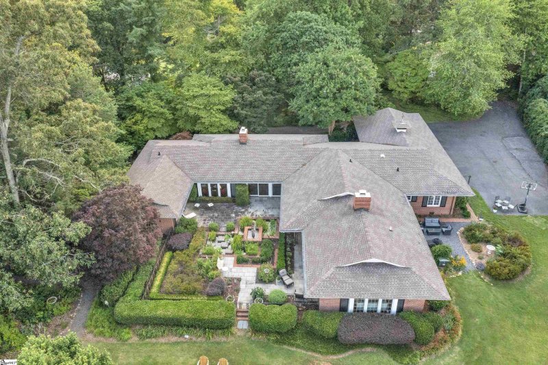 102 W Round  Hill Road