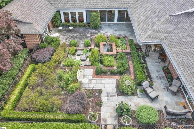 Property image 2 at 102 W Round Hill Road, Greenville, SC 29617