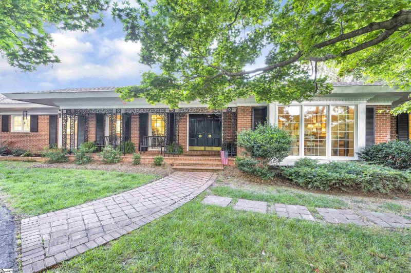 Property image 3 at 102 W Round Hill Road, Greenville, SC 29617