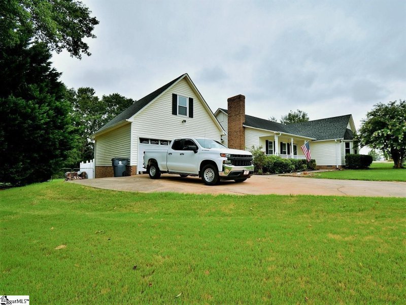 Property image 2 at 410 Pinnacle Court, Easley, SC 29642-7811