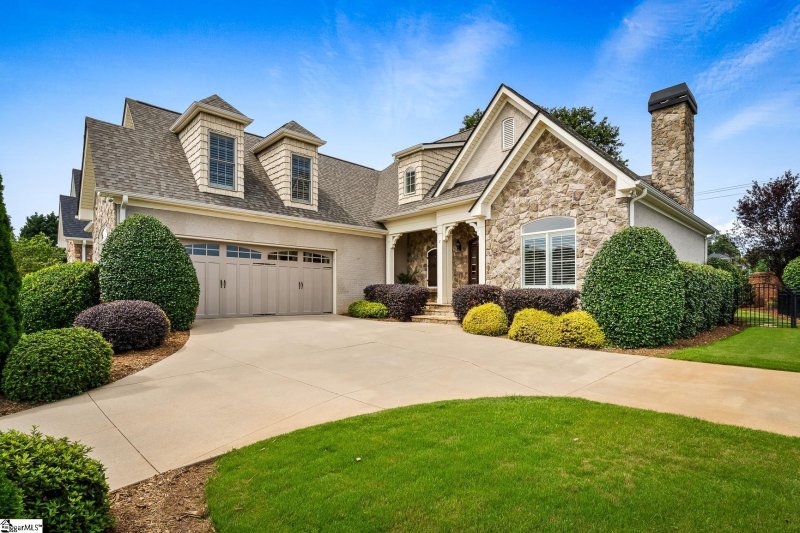 Property image 2 at 2 Henson Place, Greer, SC 29650