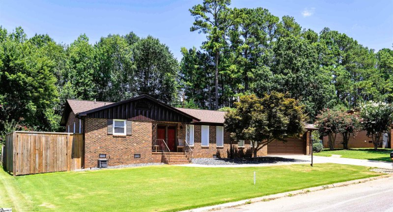 Property image 2 at 4 Broomfield Drive, Greenville, SC 29617