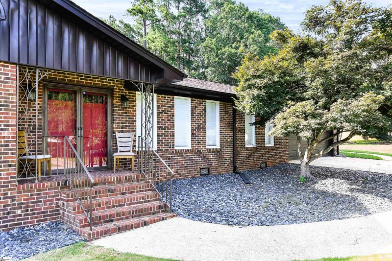 Property image 3 at 4 Broomfield Drive, Greenville, SC 29617