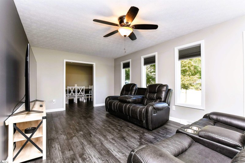 Property image 4 at 4 Broomfield Drive, Greenville, SC 29617