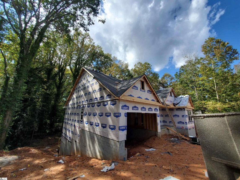 Property image 4 at 676 Perrin Drive, Spartanburg, SC 29307