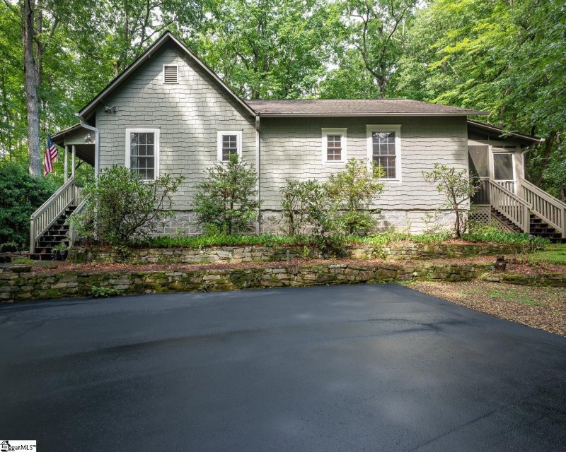 Property image 2 at 512 Cliff Ridge Drive, Cleveland, SC 29635