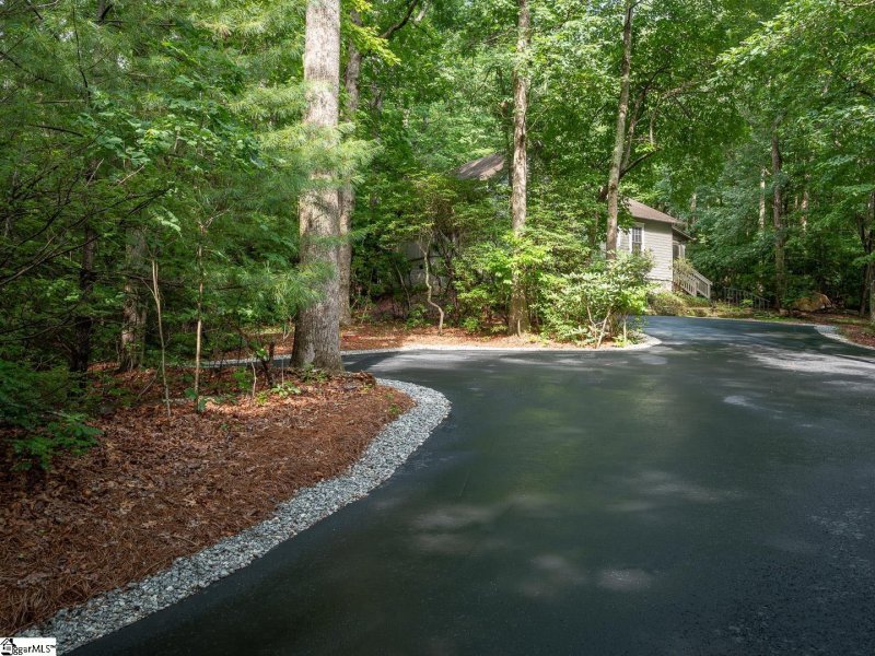 Property image 3 at 512 Cliff Ridge Drive, Cleveland, SC 29635