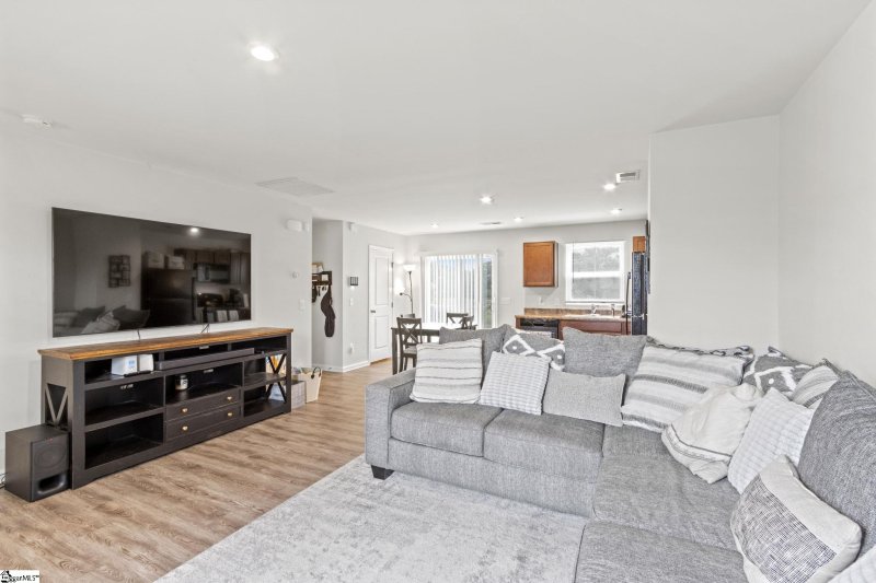 Property image 3 at 2 Castlebrook Drive, Greenville, SC 29605