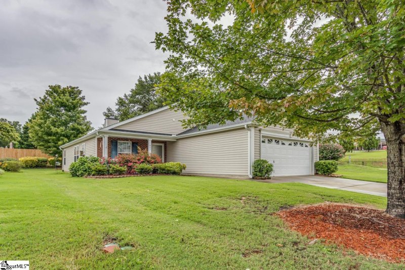 Property image 2 at 403 Hampton Ridge Drive, Greer, SC 29651