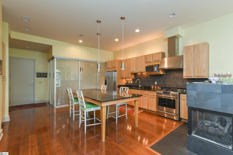 Property image 3 at 400 E McBee Avenue, Greenville, SC 29601