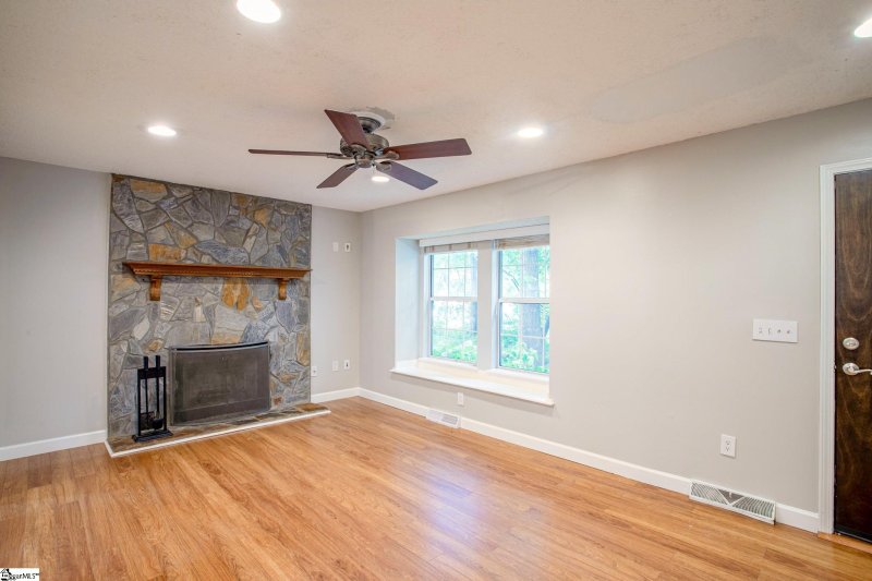 Property image 4 at 1702 Winding Way, Taylors, SC 29687