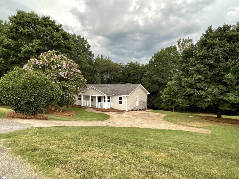 Property image 3 at 102 Briarcliff Way, Greer, SC 29651